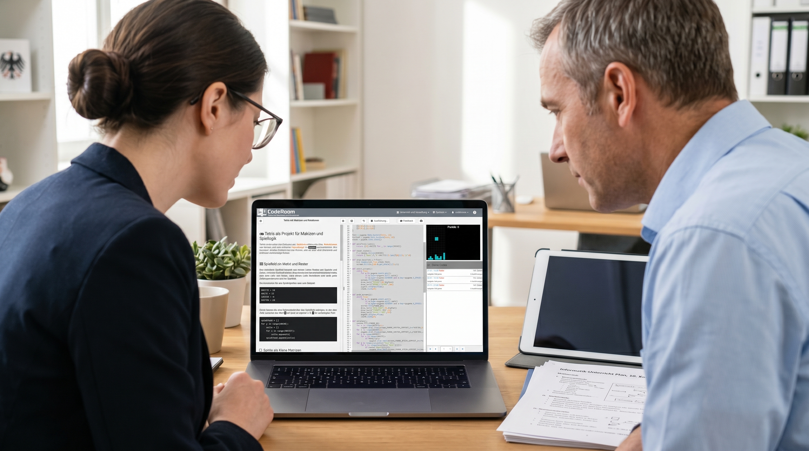 Lehrkraft und Schulleitung planen Informatikunterricht mit CodeRoom
